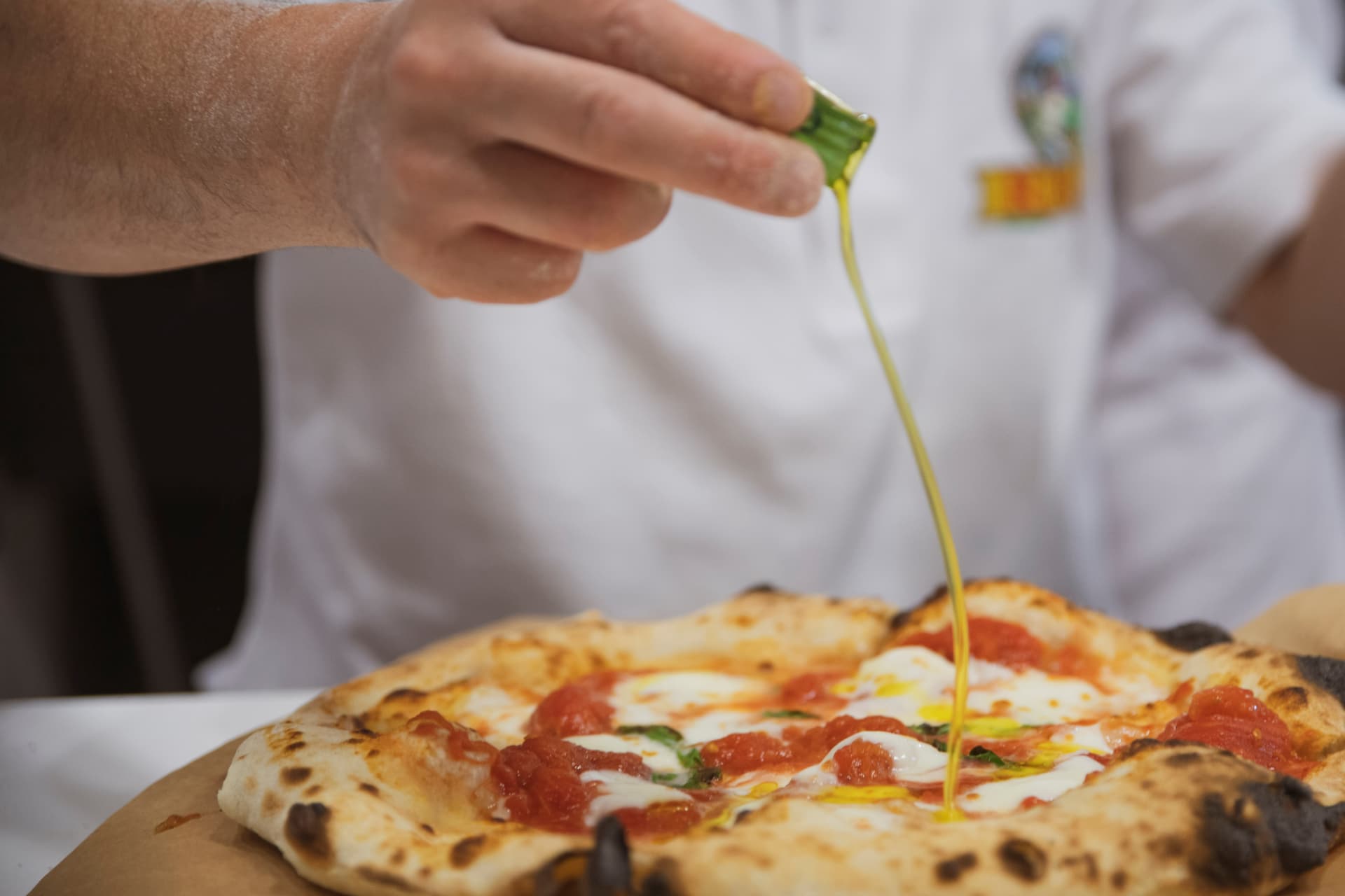 Olio evo sulla pizza
