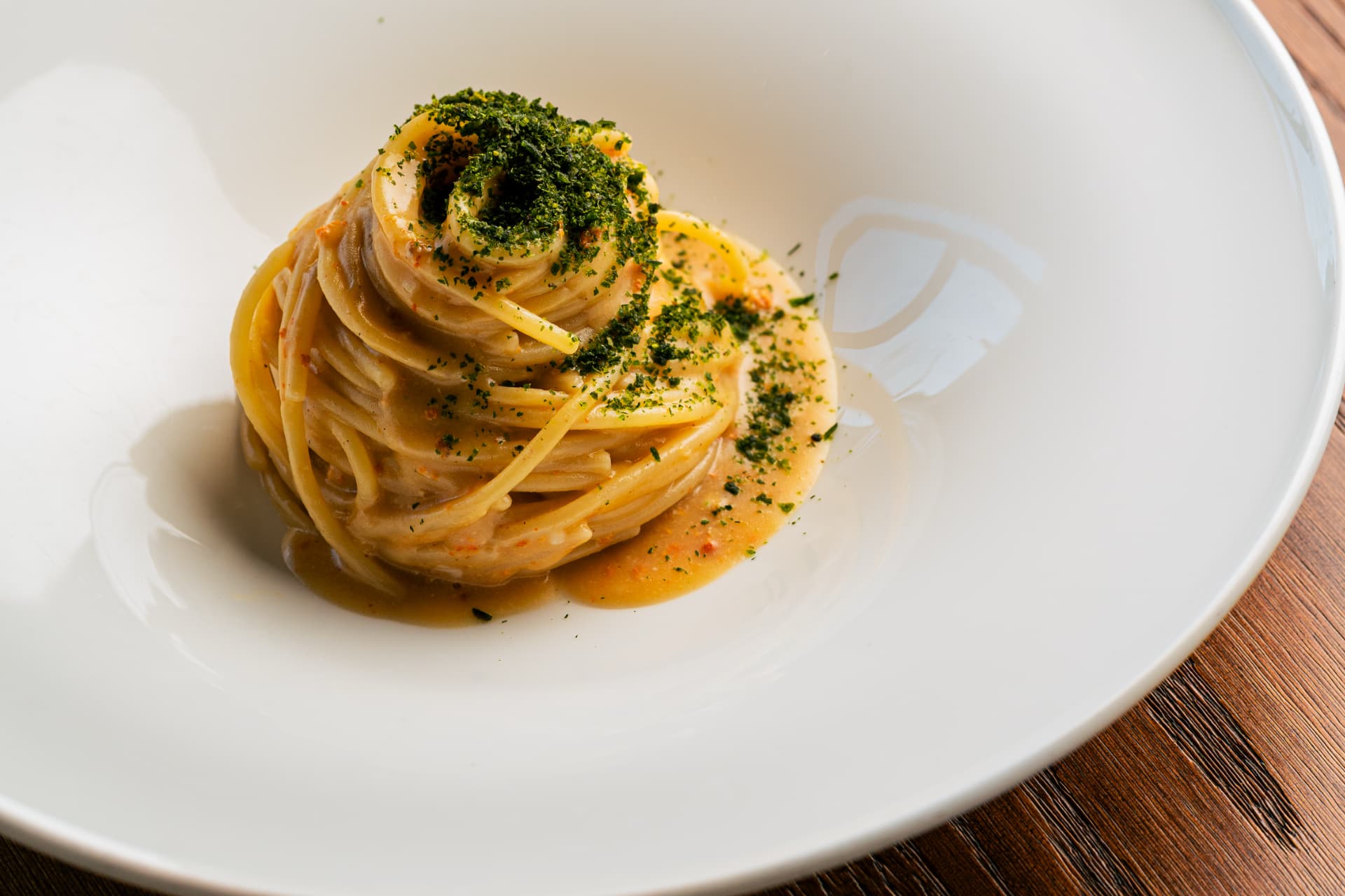Spaghettone ricci e alghe