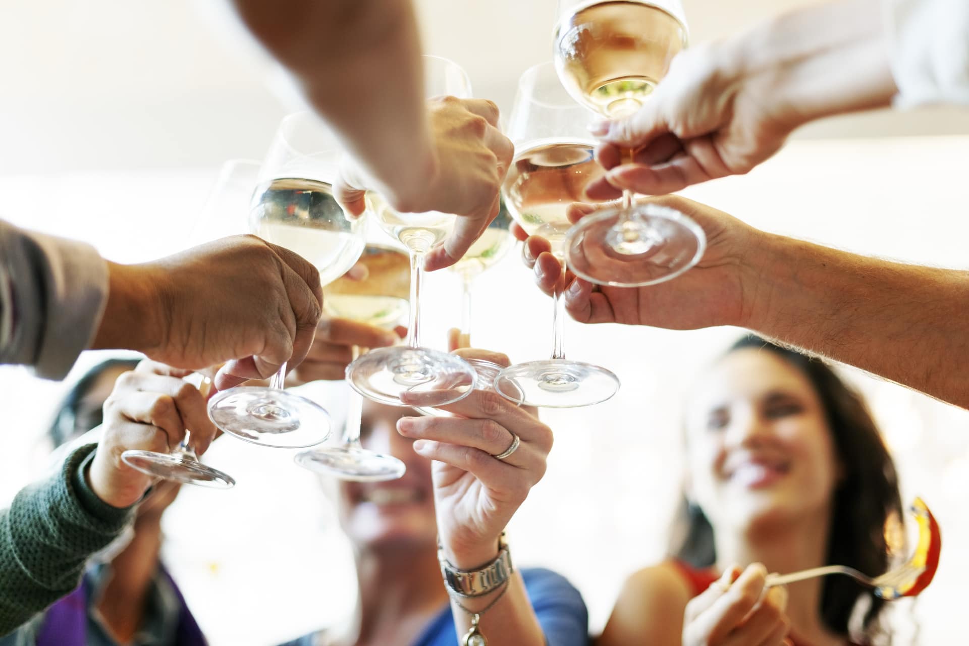 Brindisi con vino bianco