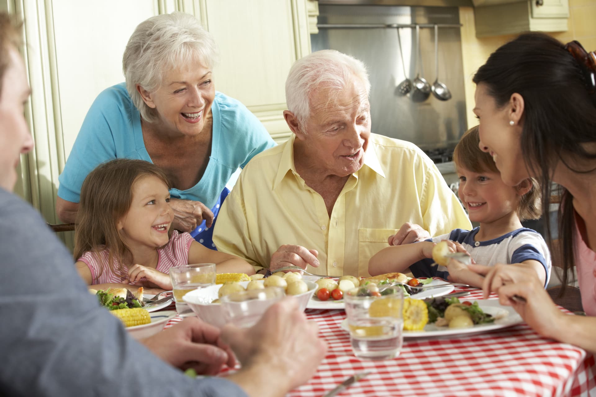 Anziani in forma con la famiglia