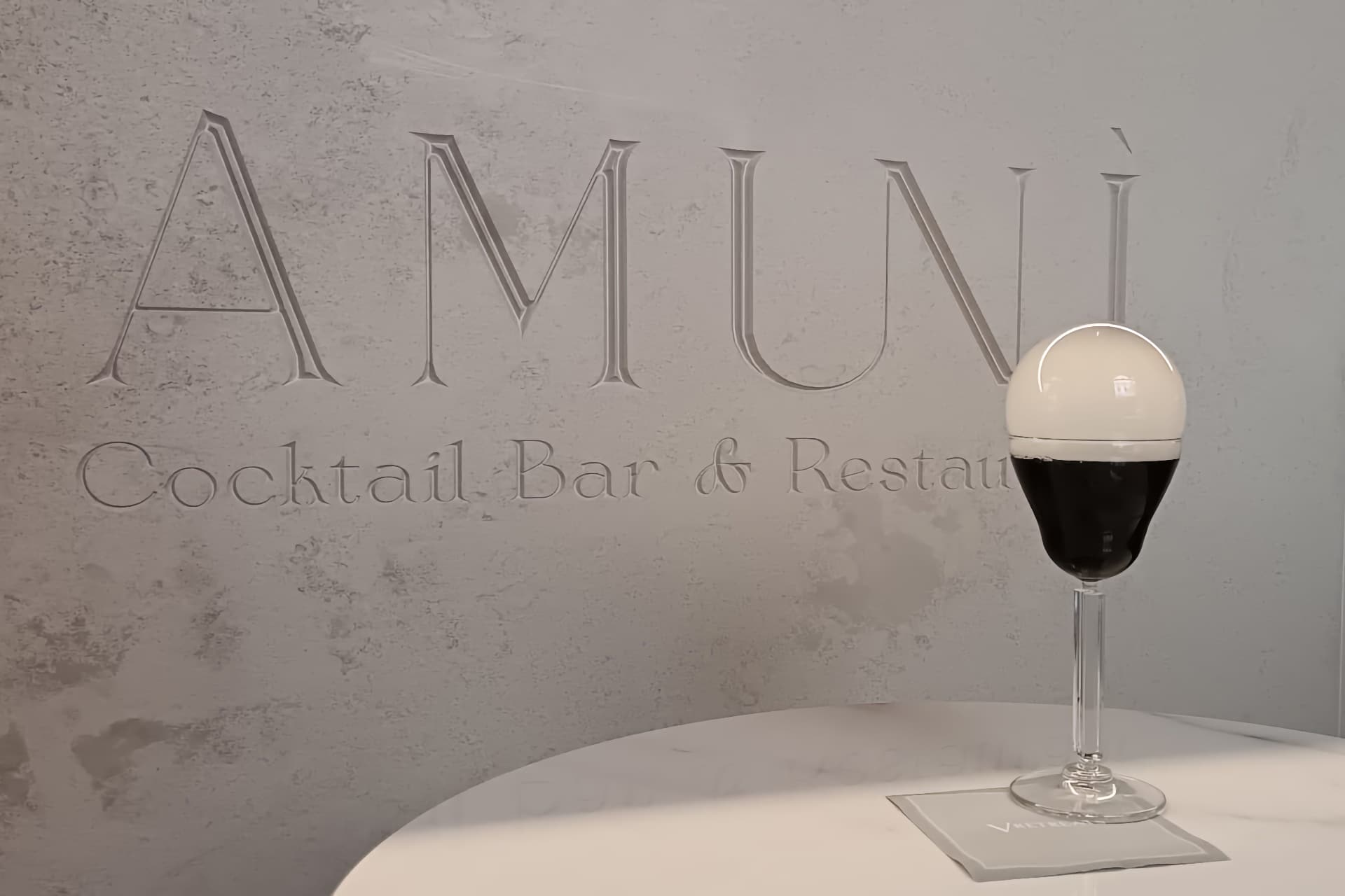 Pirandello osserva il cocktail, luce e ombra, realtà e finzione - Un sorso e si dissolve la maschera