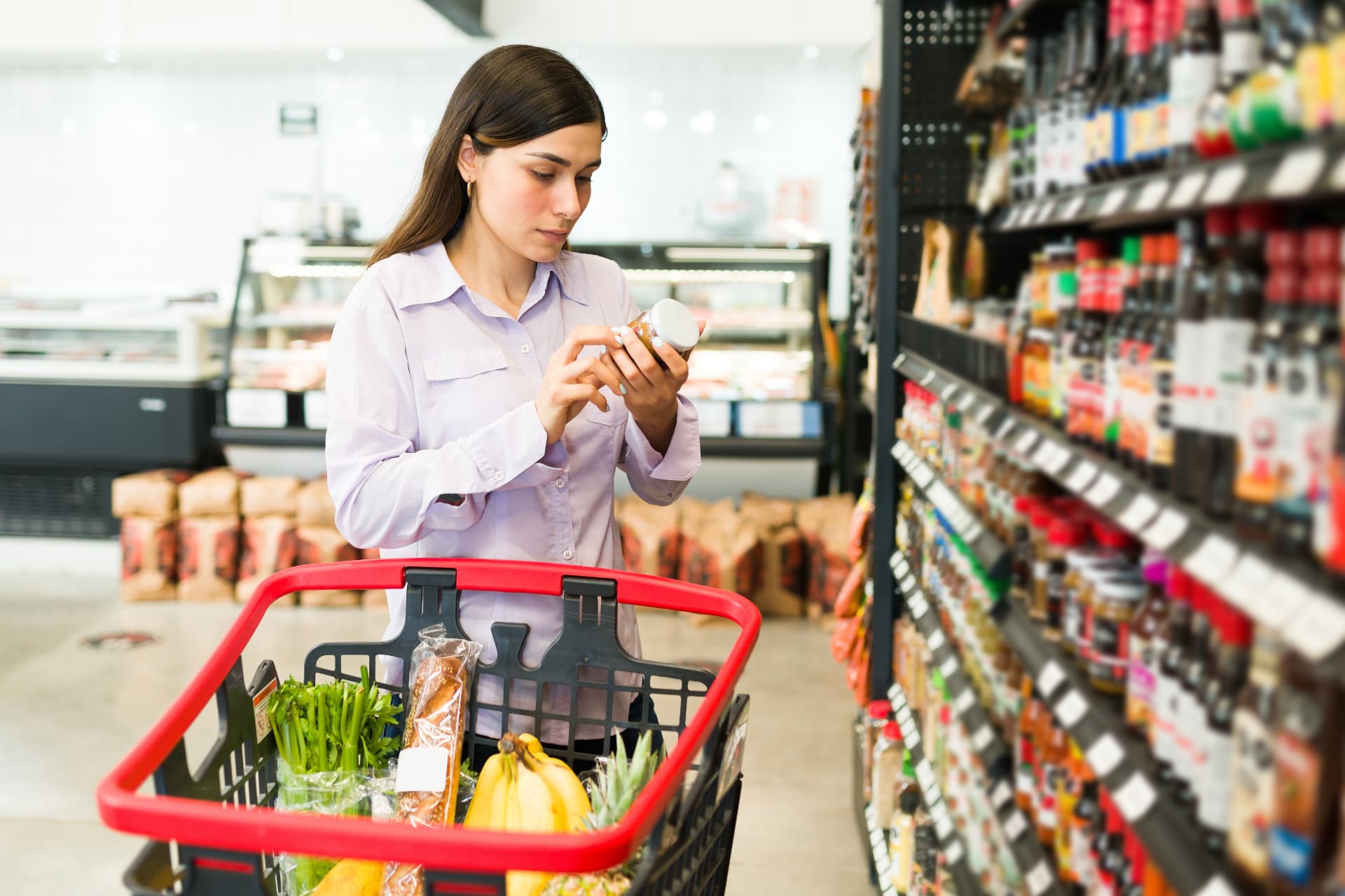 Consumatore legge etichetta al supermercato
