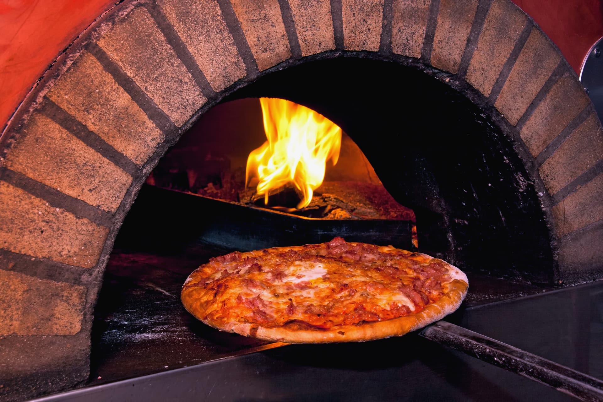 Pizza in forno a legna