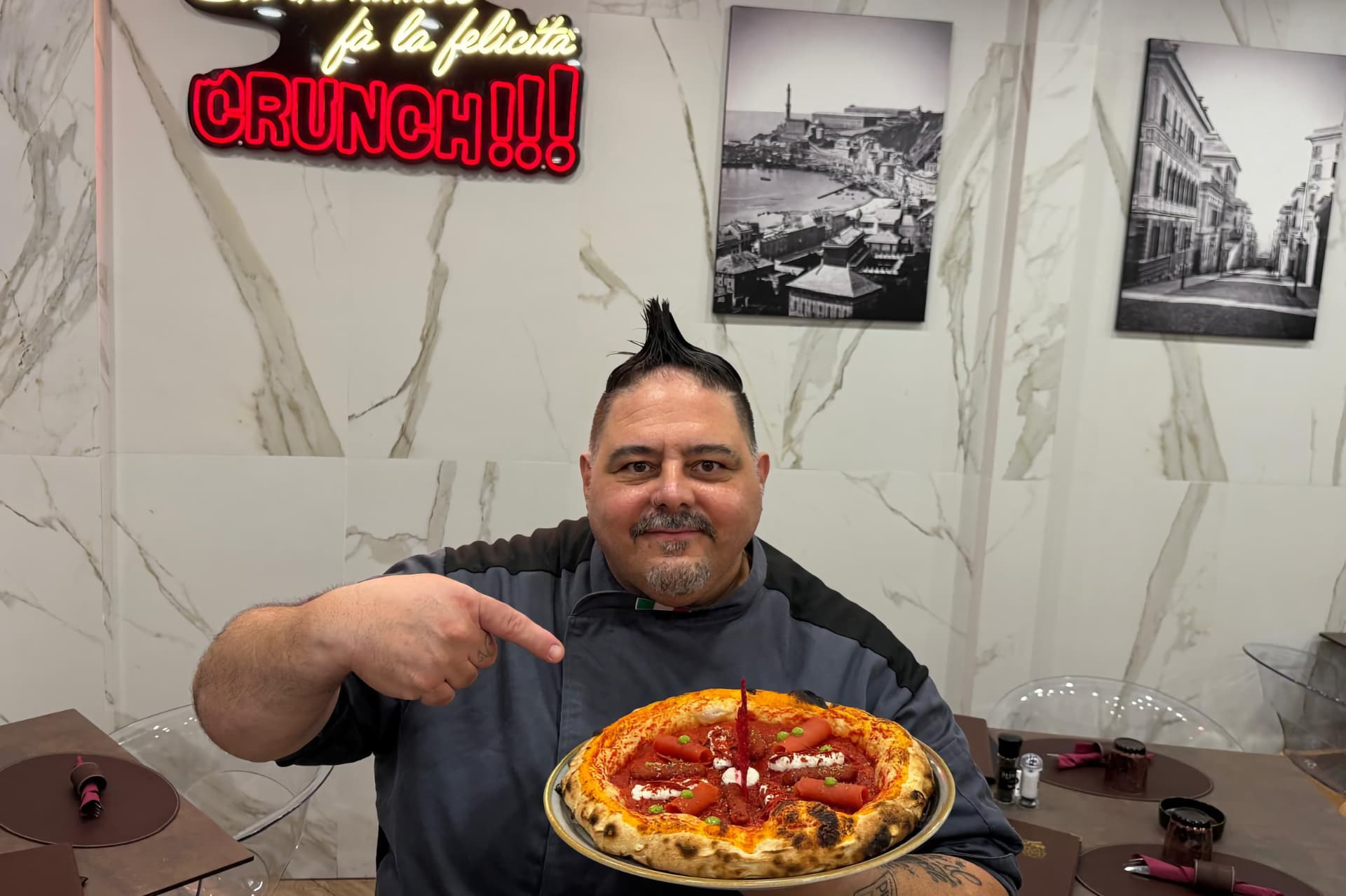 Andrea Serra con la pizza Assoluto di San Marzano