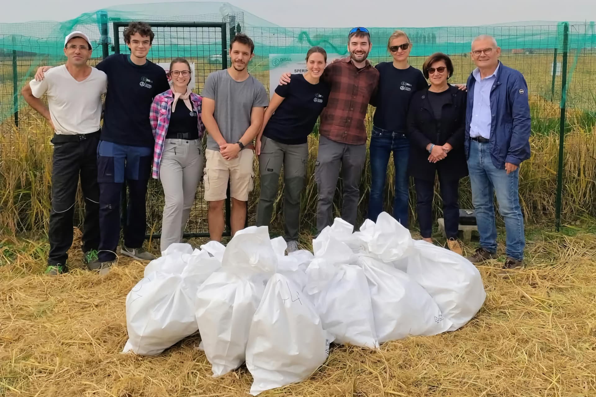 Il gruppo di ricerca con il riso Tea appena raccolto