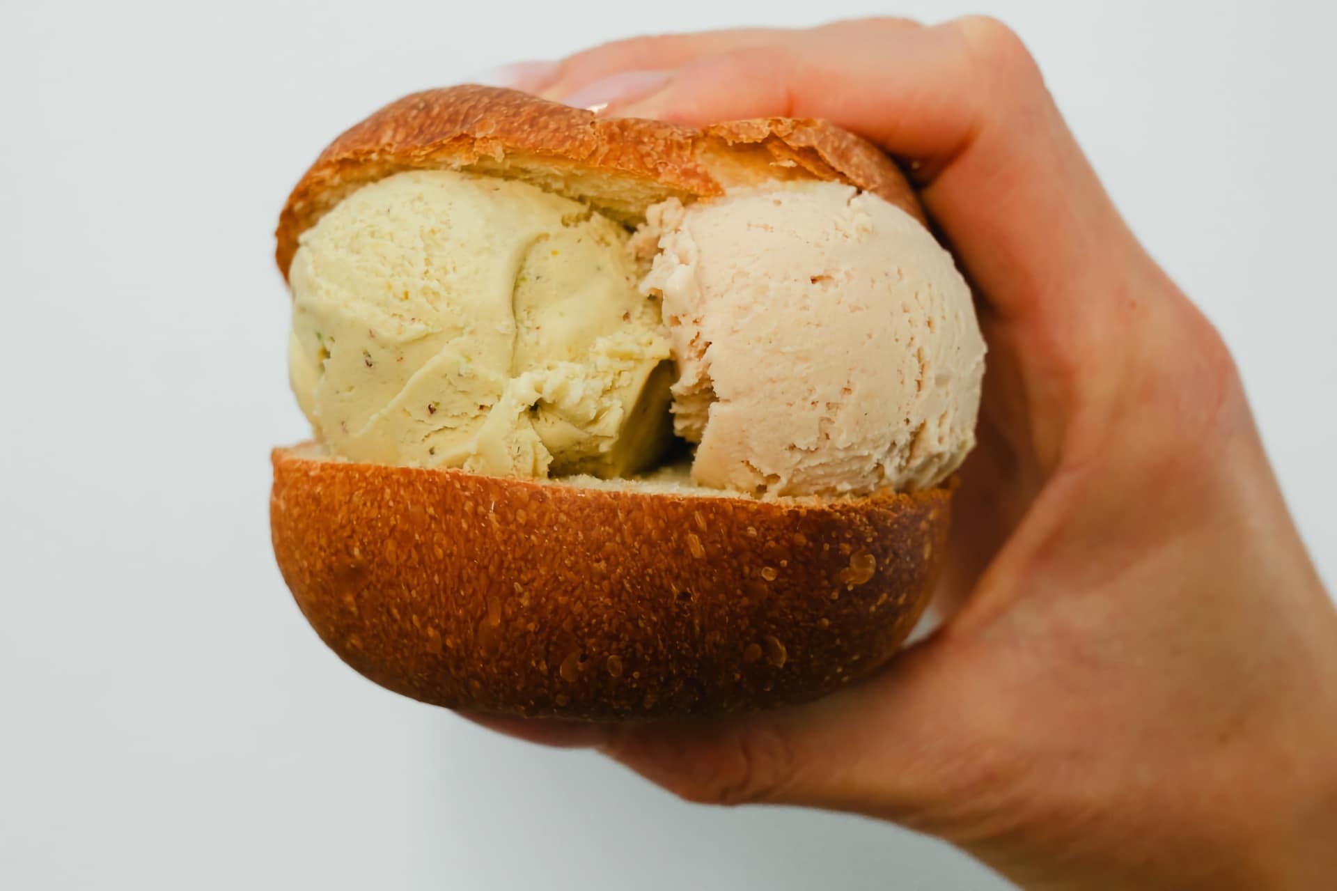 Brioche con gelato del TE Cioccolateria Roma