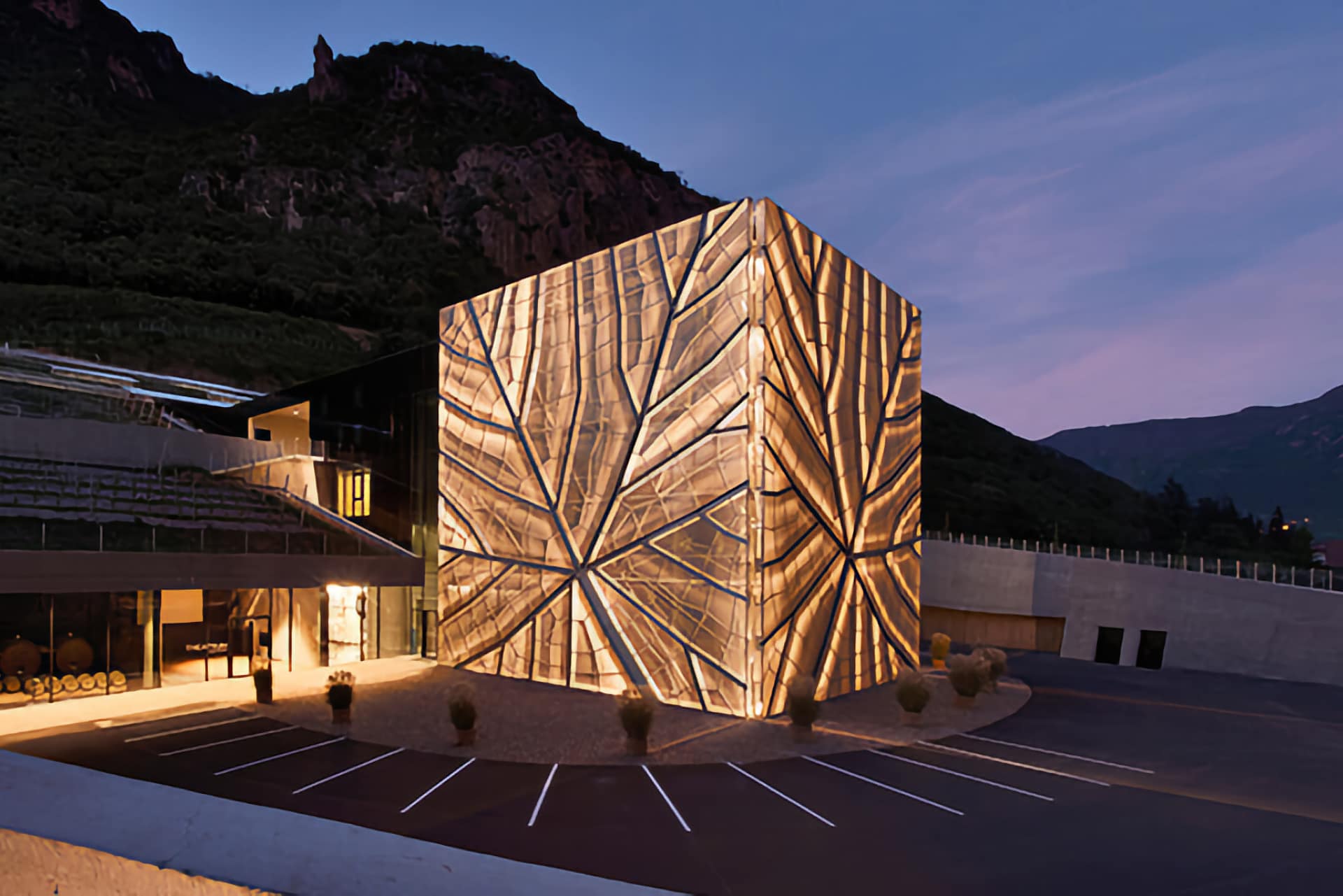 Suggestiva visione della Cantina Bozen