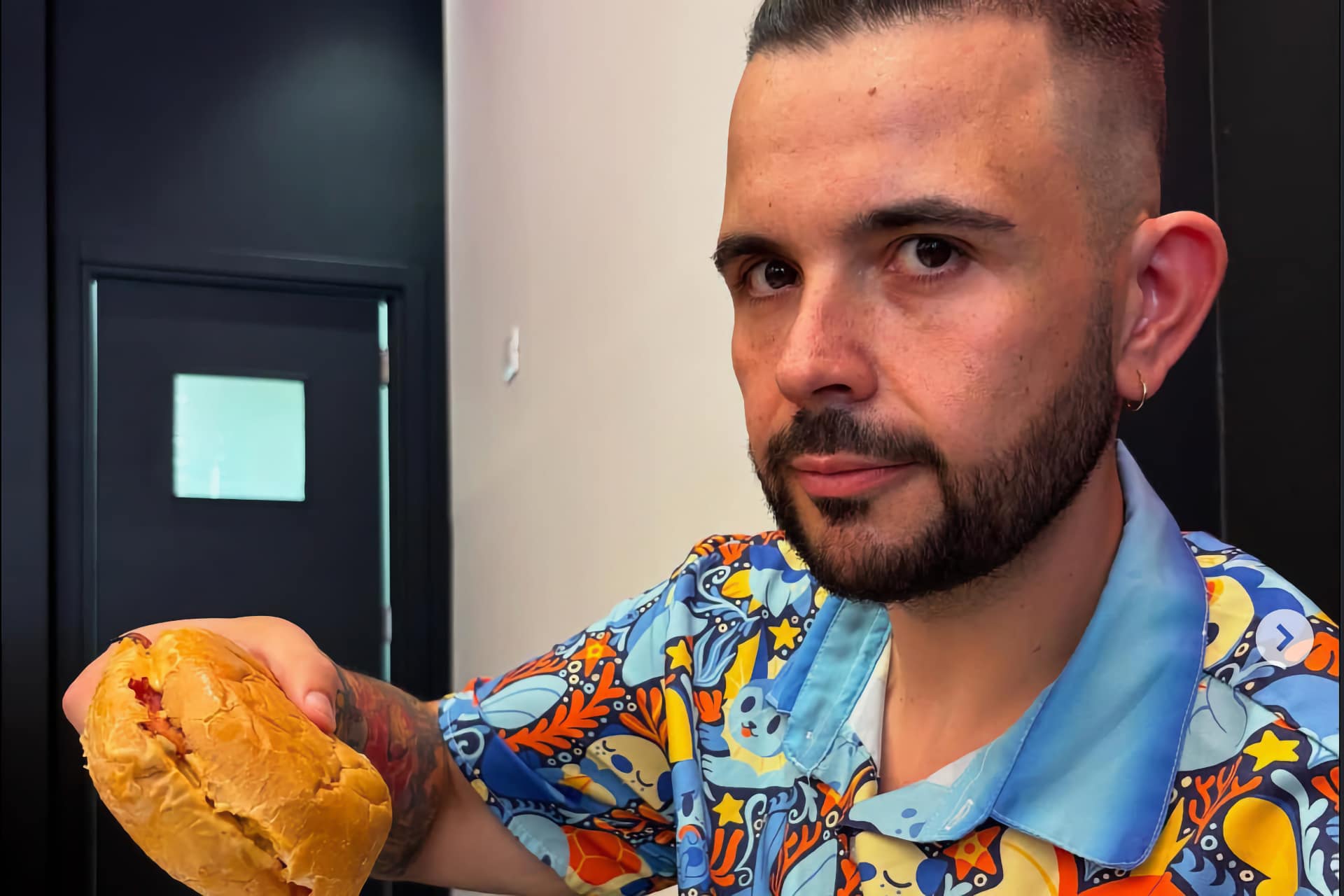 Cicciogamer89 con un suo hamburger