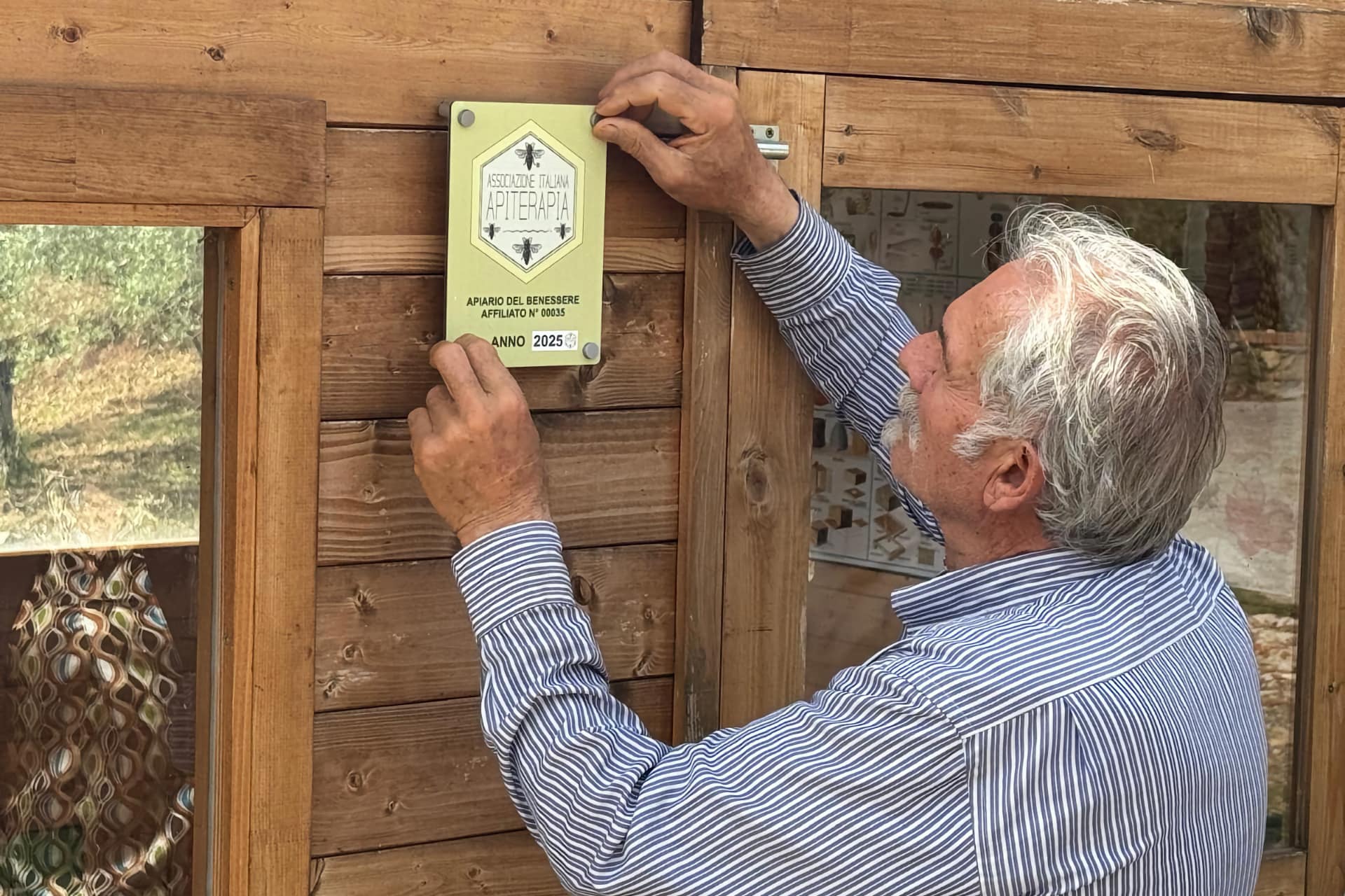 Pasquale Di Garbo affigge la targa apiaterapia