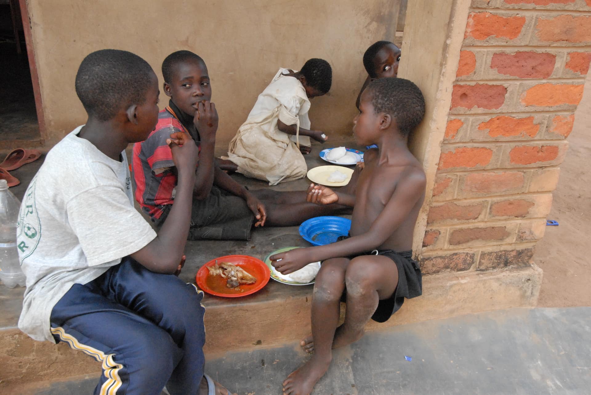 Il pasto di bambini di un orfanotrofio in Africa