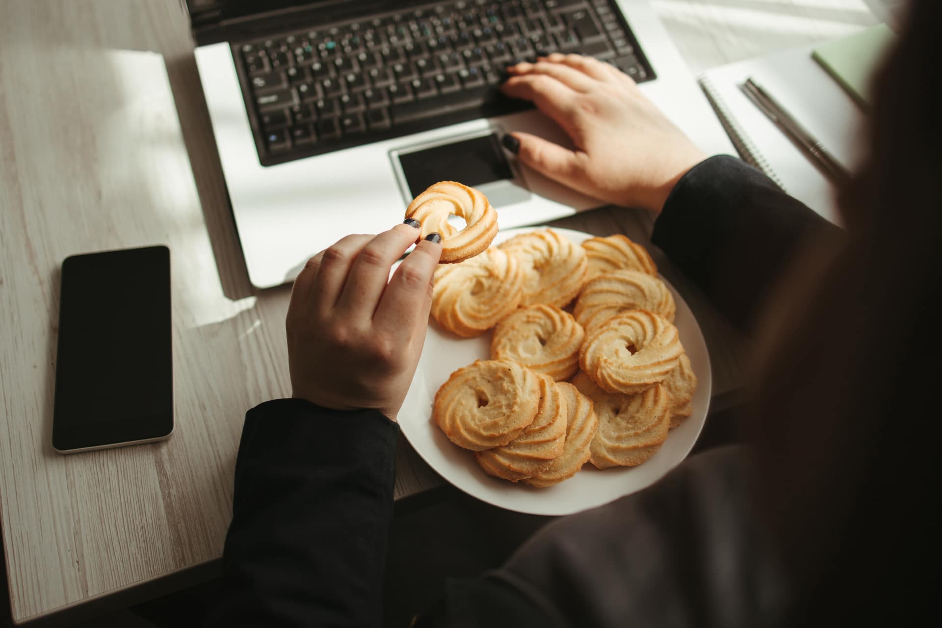 Snack e dolciumi consumati fuori pasto fanno male
