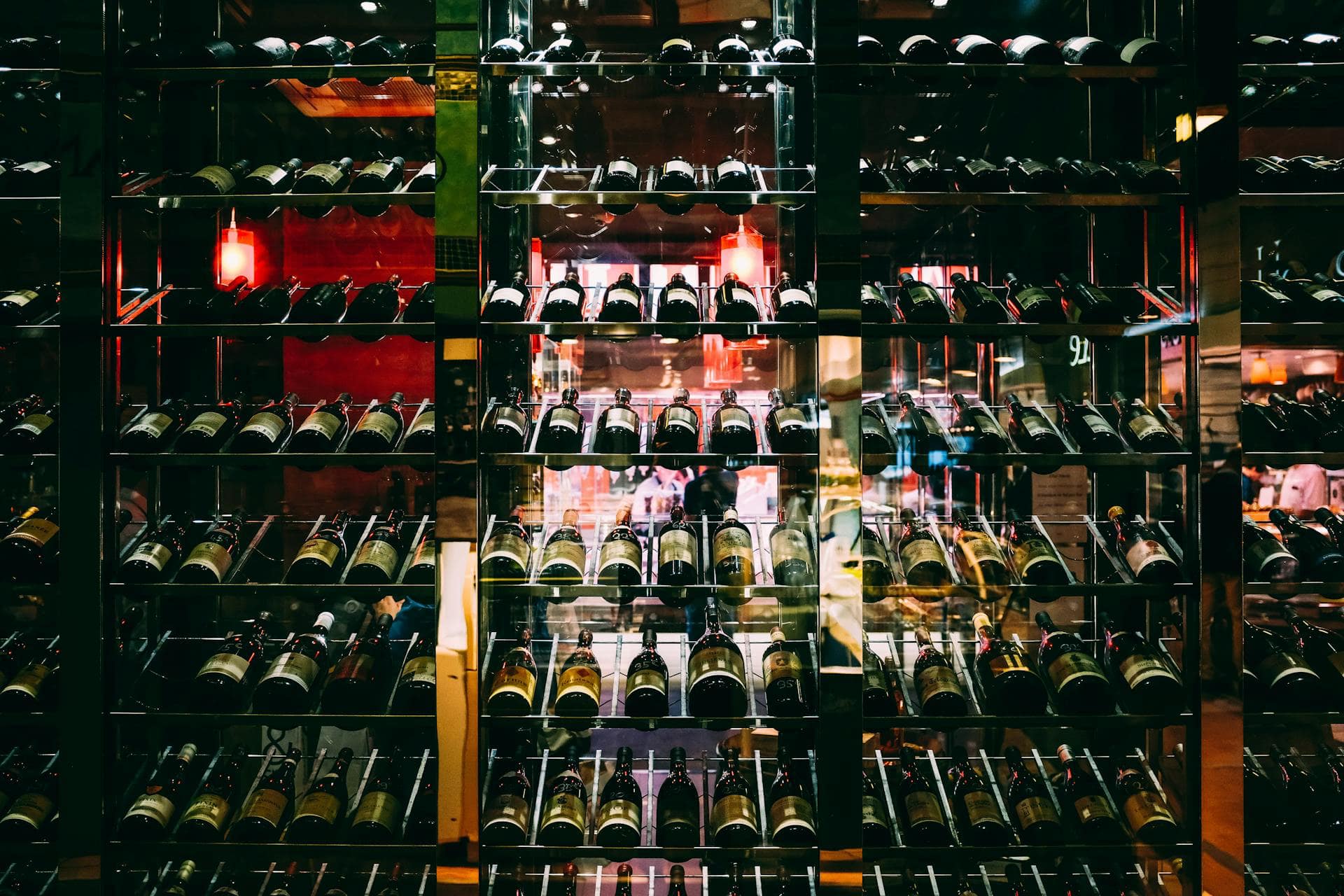 Bottiglie di vino in enoteca