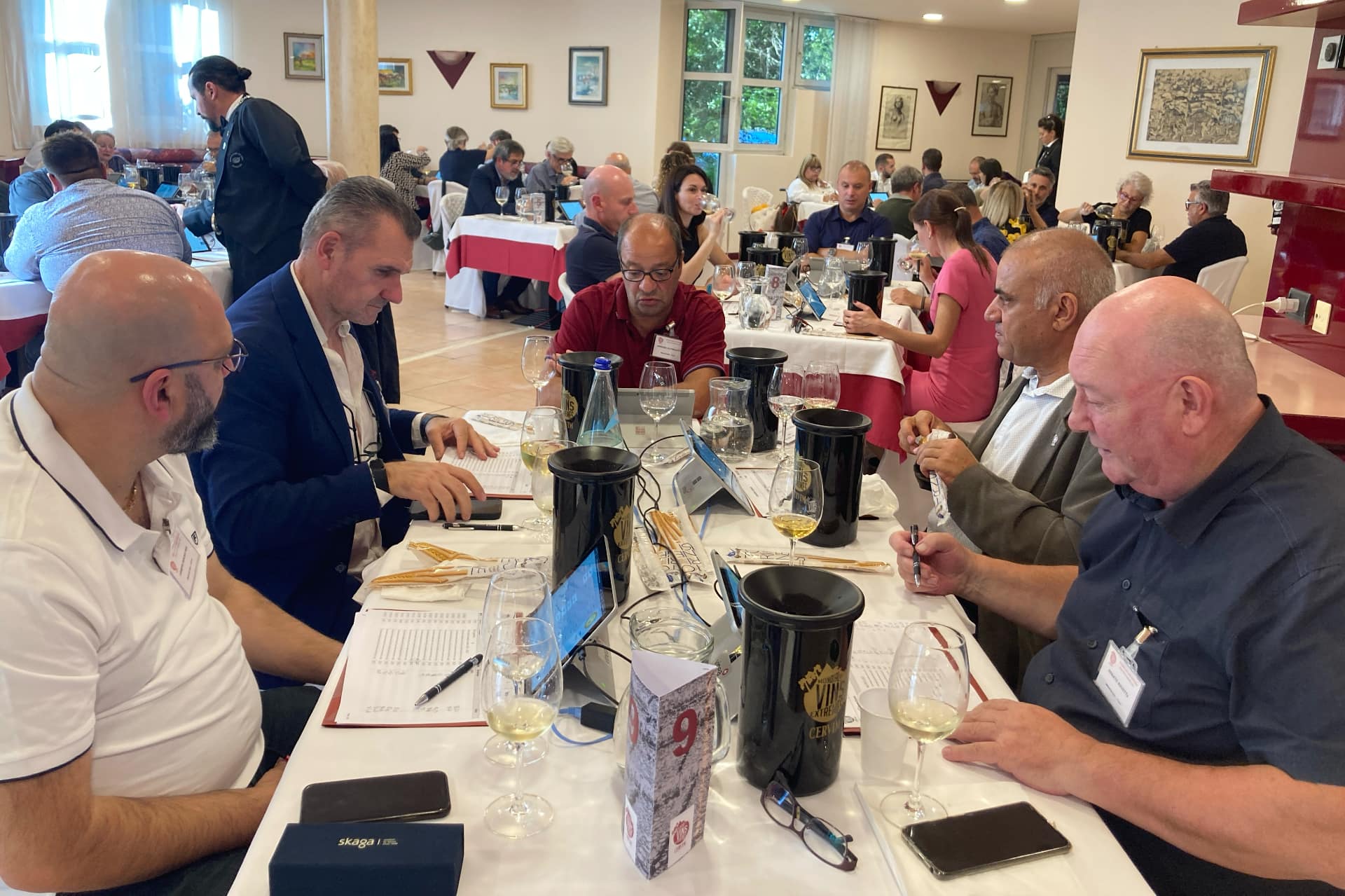 Mondial des Vins Extremes un tavolo della giuria