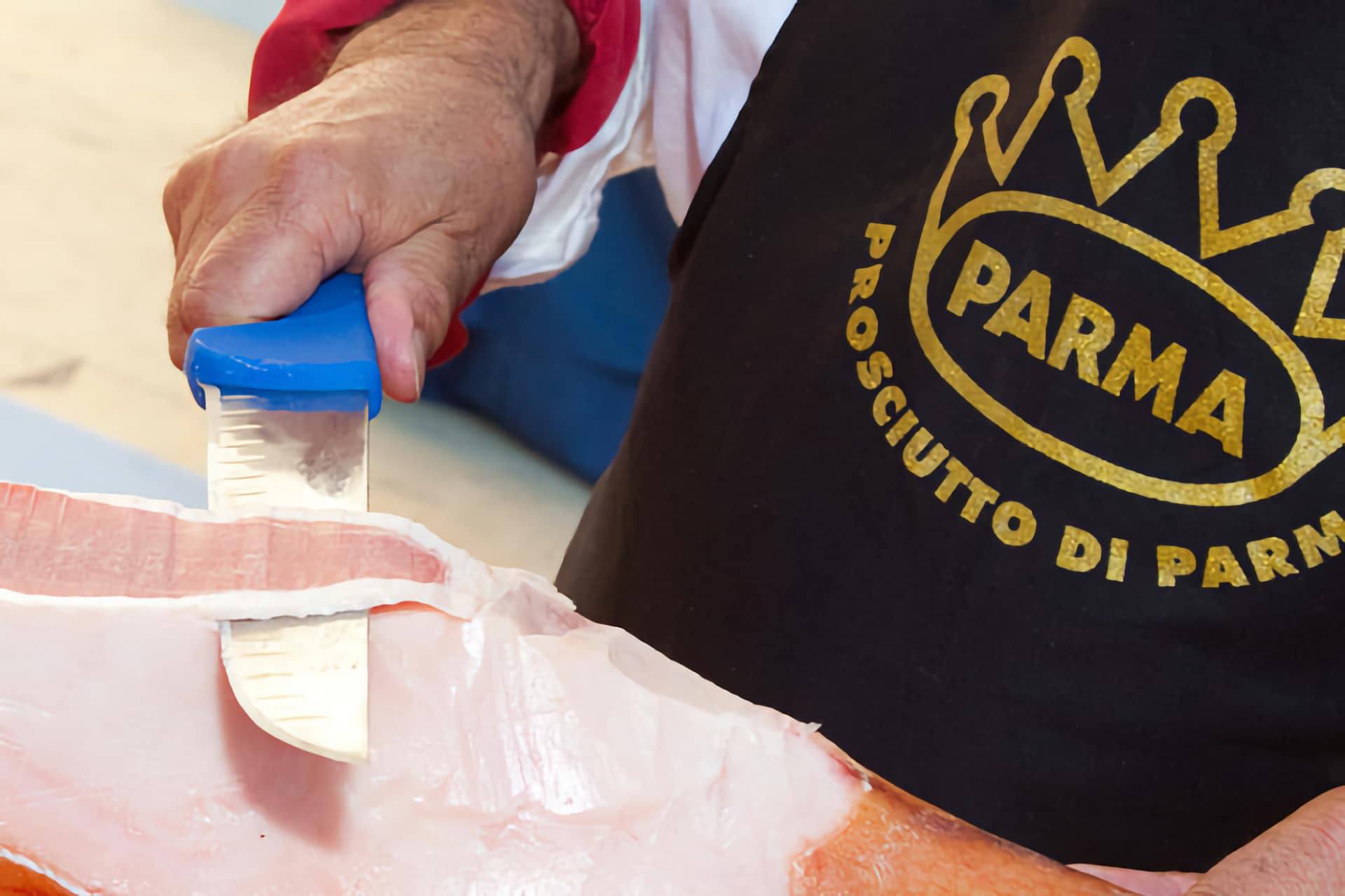 Taglio a mano del Prosciutto di Parma