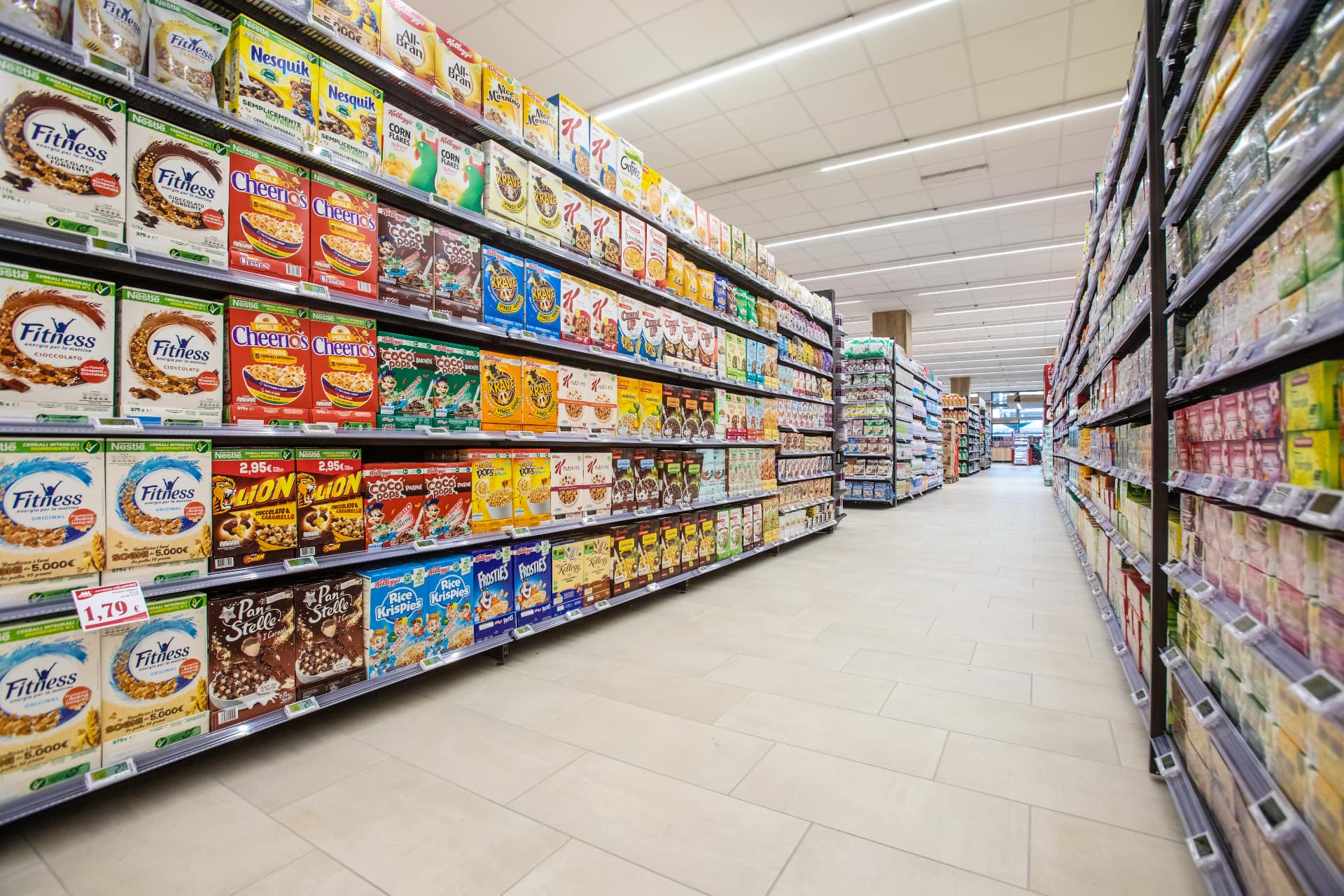 Supermarket pieni di prodotti Upf