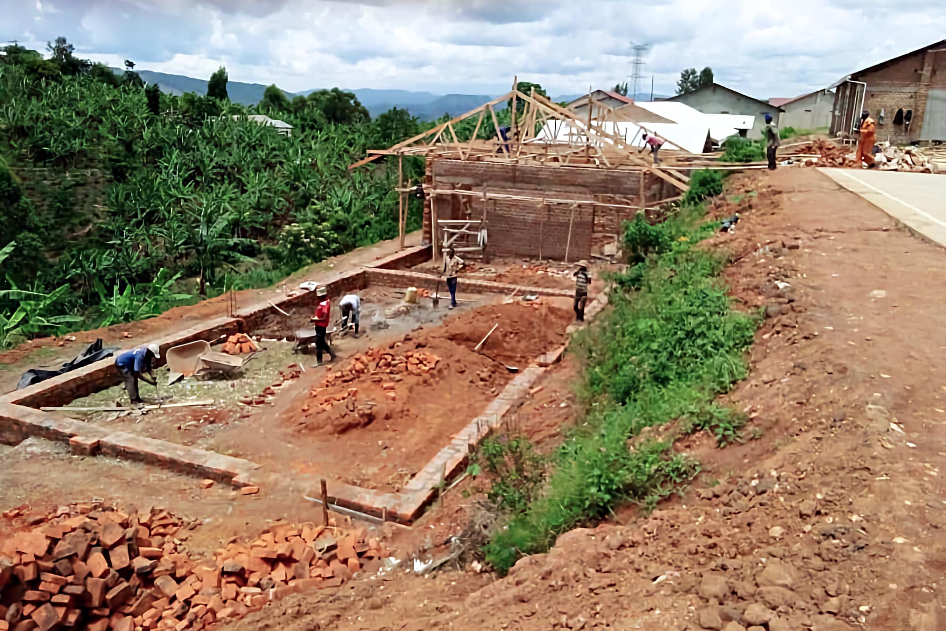 Edifici in costruzione in Uganda dalla Associazione Amici di Padre Paolino