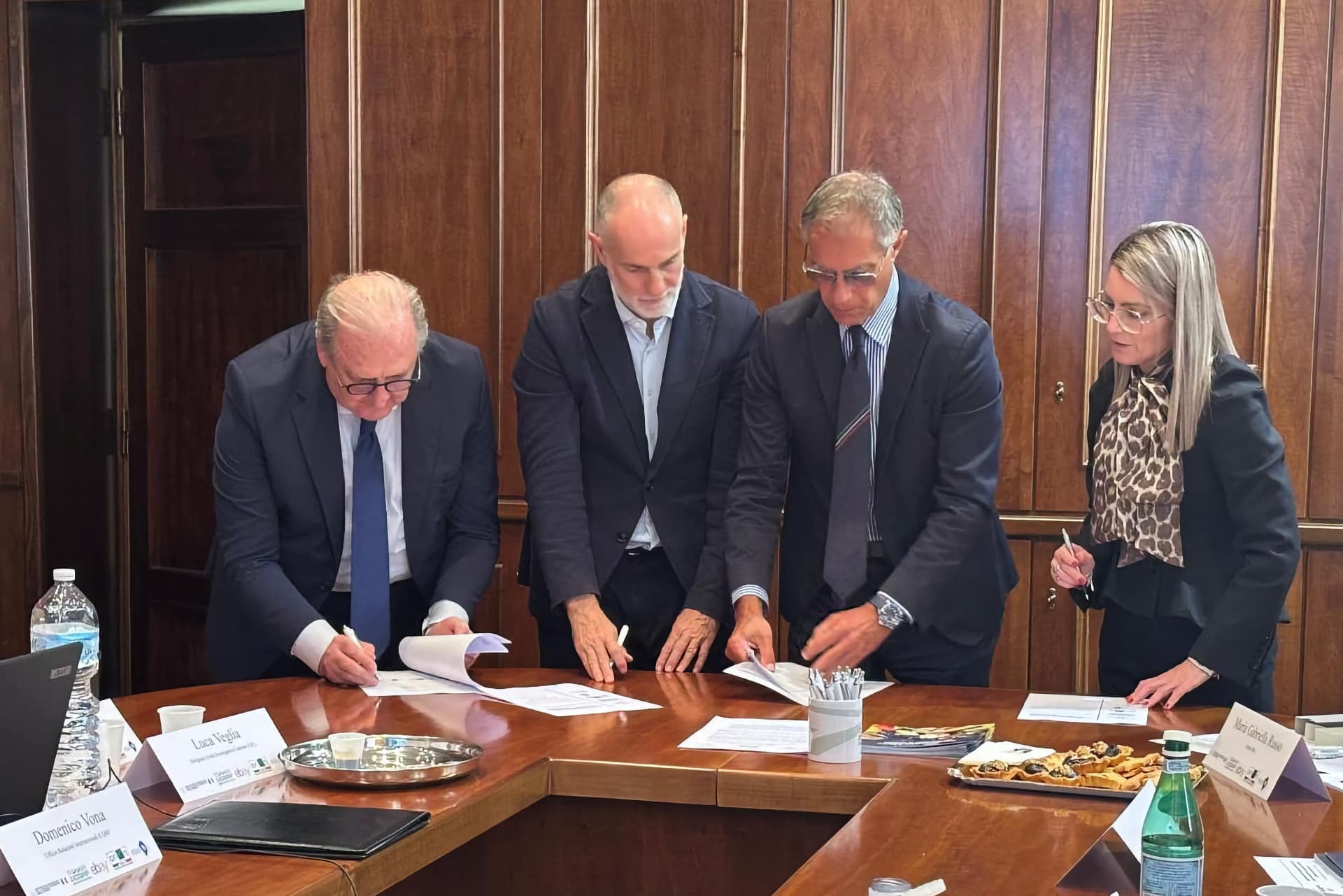 Il momento della firma - foto Federdoc