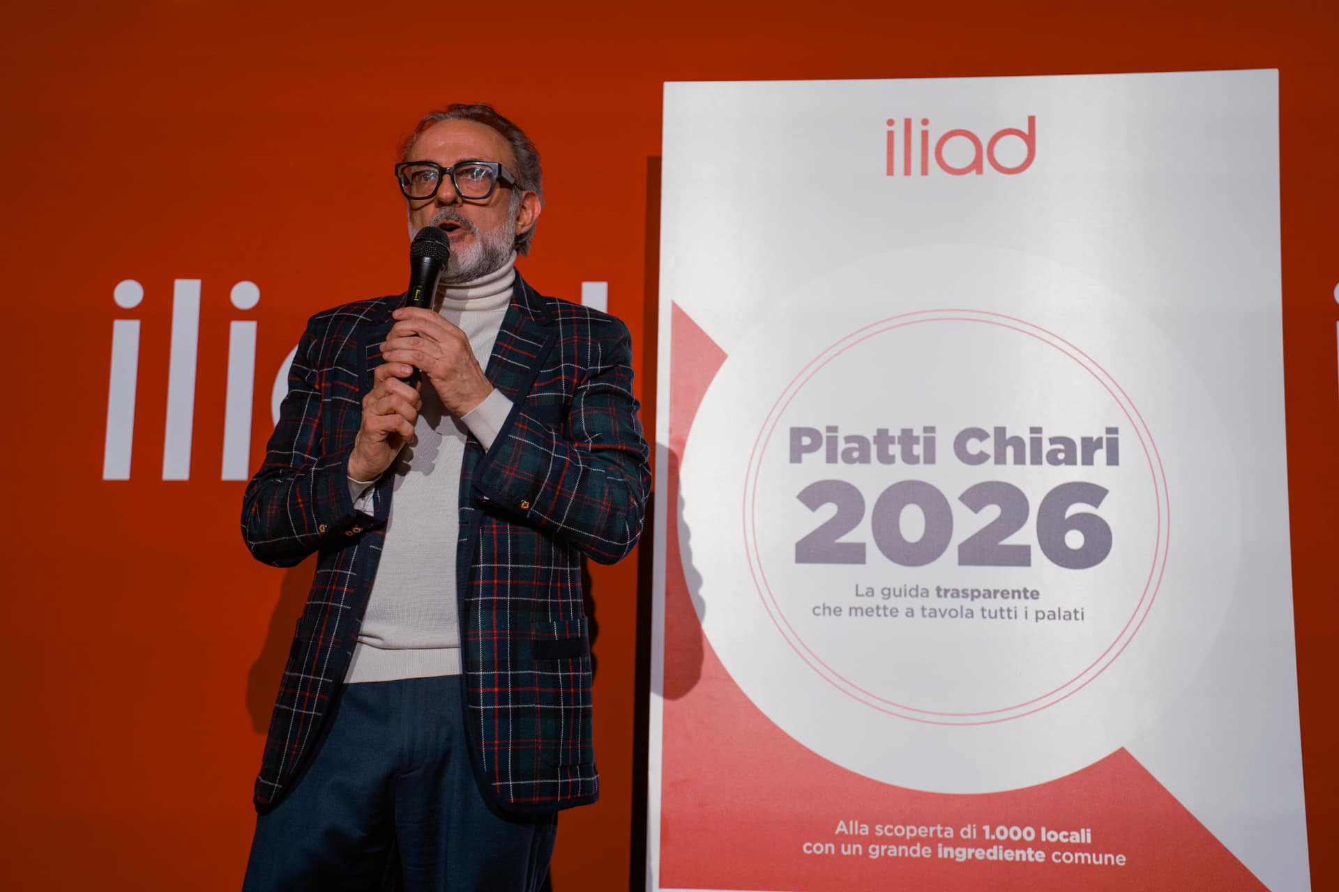 Massimo Bottura durante la presentazione di Piatti Chiari