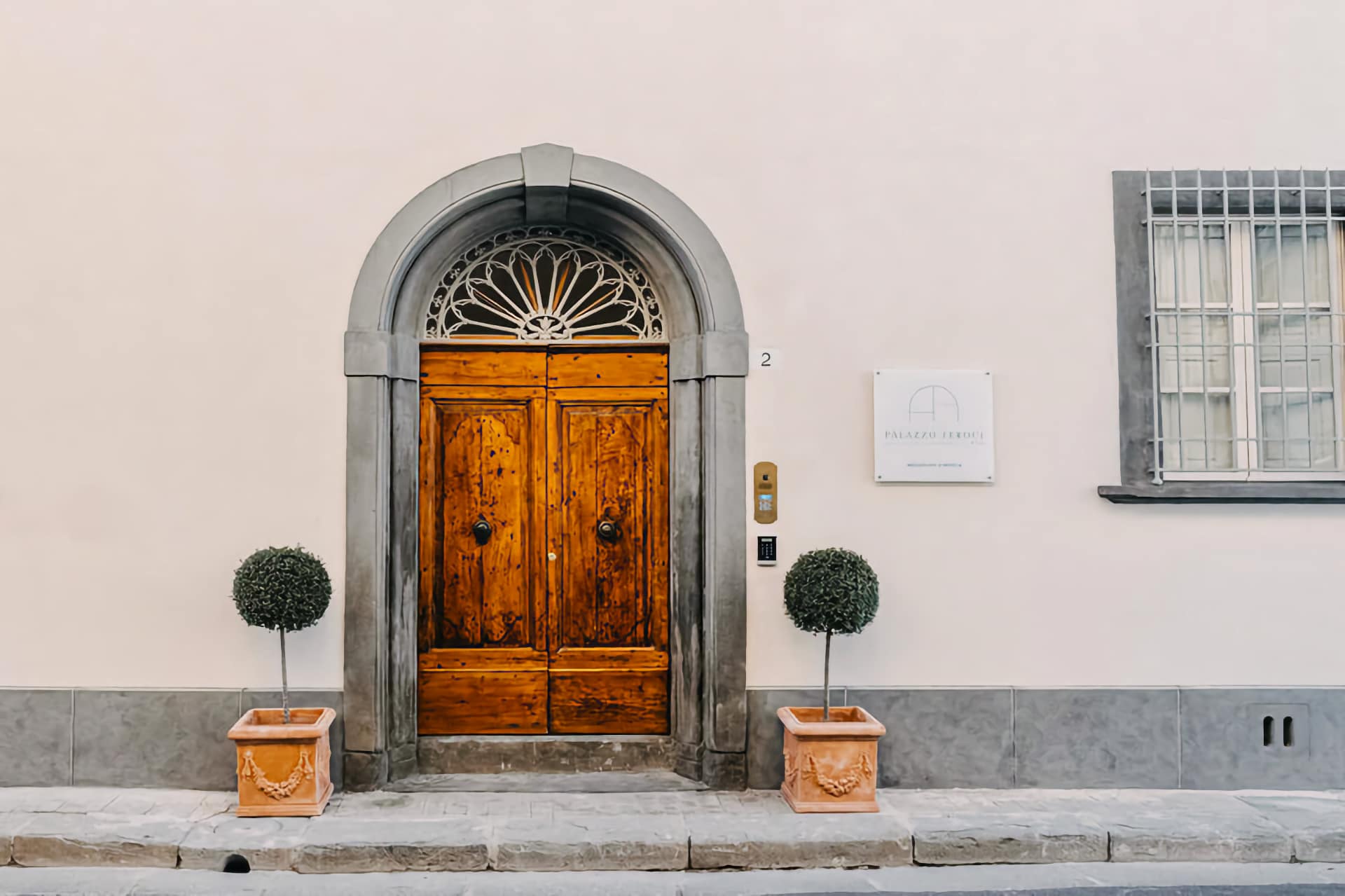 Palazzo Feroci - portone ingresso